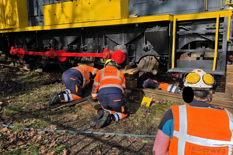 Museumlocomotief 605 van het Spoorwegmuseum herspoord door Incidentenbestrijders van ProRail
